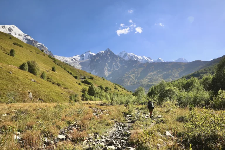 Weg zur Flussüberquerung beim Trekking von Mestia nach Ushguli.