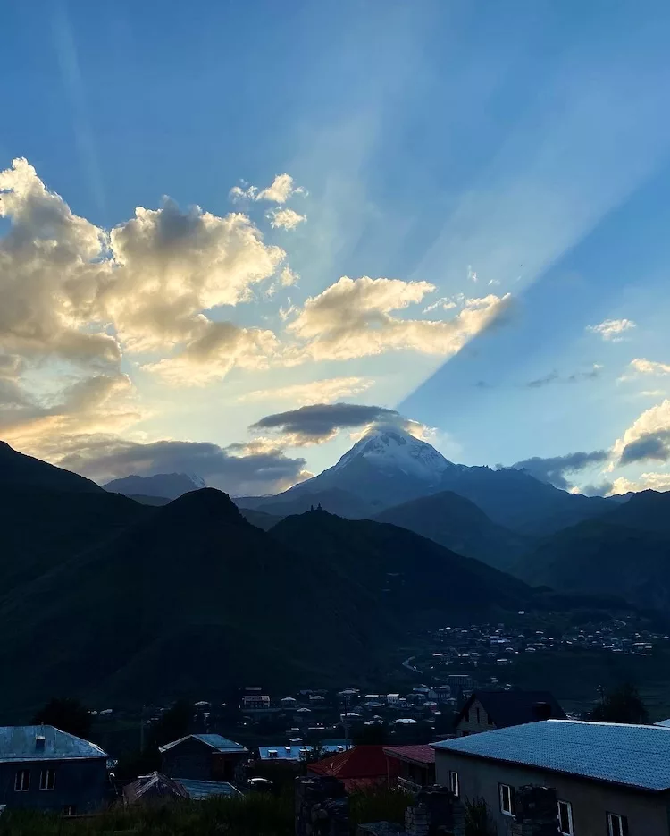 Sonnenuntergang in Kazbegi in Georgien